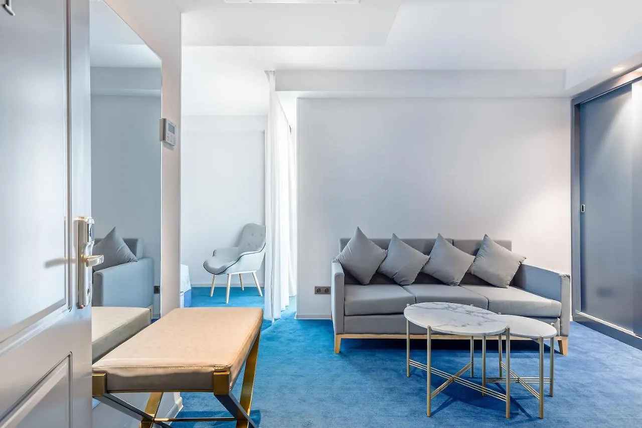 Ramada By Wyndham Tbilisi Old City מלון